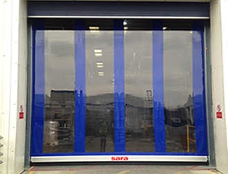 Transparent roller shutter door reduces energy loss